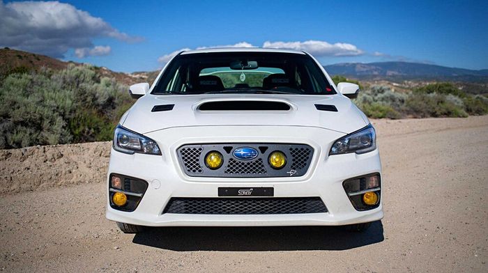 Tampilan depan modifikasi Subaru WRX STI bergaya rally look