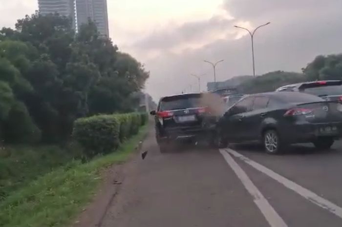 Mazda2 menabrak All New Toyota Kijang Innova di Tol Jakarta - Tangerang