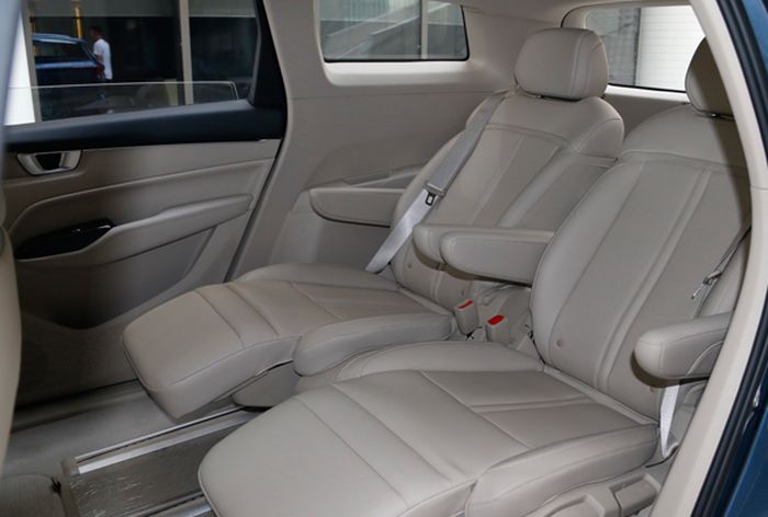 Kursi baris kedua Wuling Victory