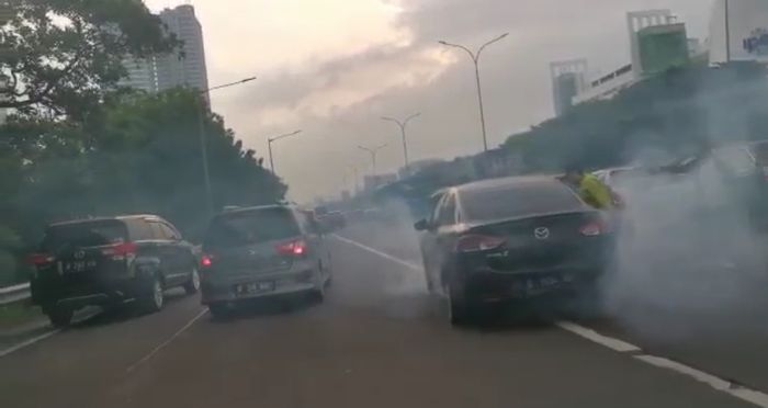 Mazda2 milik OS sempat berhenti di tengah lajur 1 jalan Tol