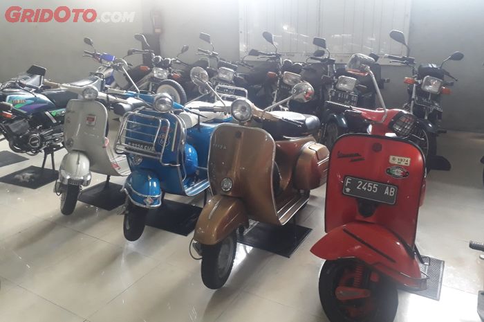 Belasan motor klasik di showroom mobil bekas Jaya Baru di Depok, Jawa Barat