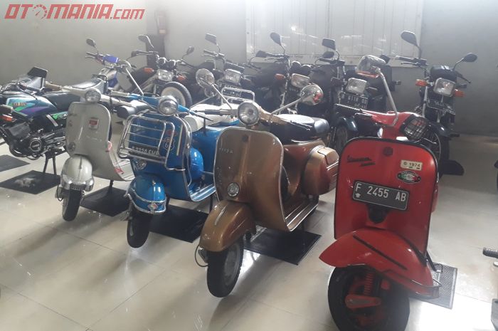 Belasan motor klasik di showroom mobil bekas Jaya Baru di Depok, Jawa Barat