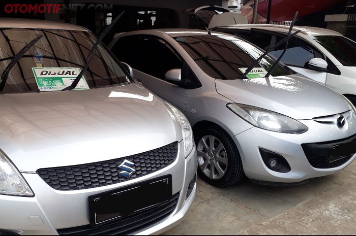 Ilustrasi mobil bekas di Showroom penjual mobil seken