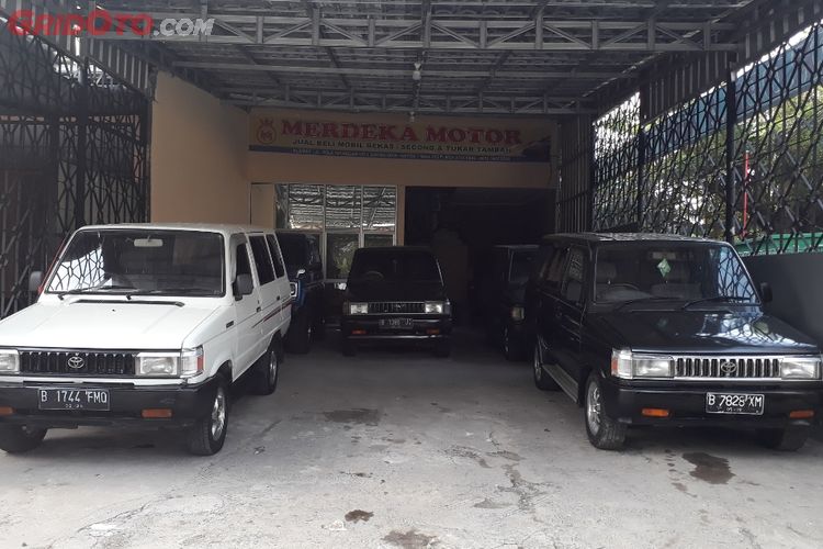 Cari Mobil Bekas Tahun 90-an? Showroom Ini Penuh Toyota ...