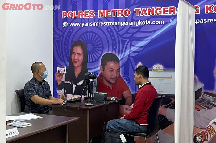 Salah satu proses dalam mengajukan perpanjang SIM di Gerai SIM Mall @ Alam Sutera, Tangerang