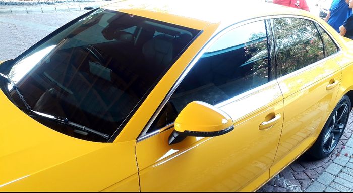 Wealthy Photochromic Film yang terpasang di Audi A4.