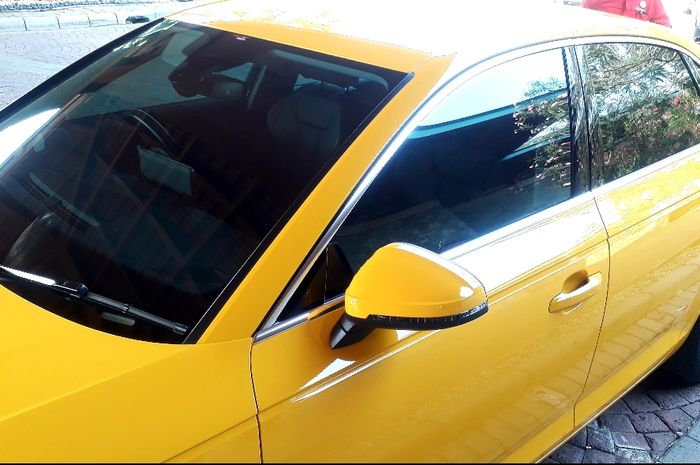 Wealthy Photochromic Film yang terpasang di Audi A4.
