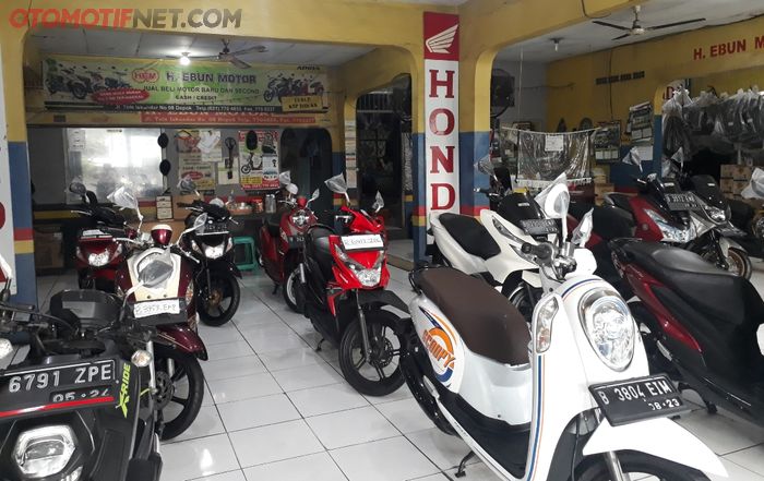 Showroom motor bekas H. Ebun Motor di Depok, Jawa Barat