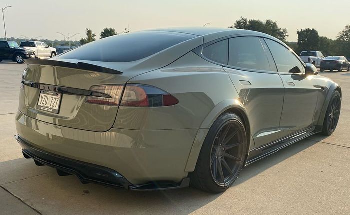 Tampilan belakang Tesla Model S hasil garapan GP Customs 