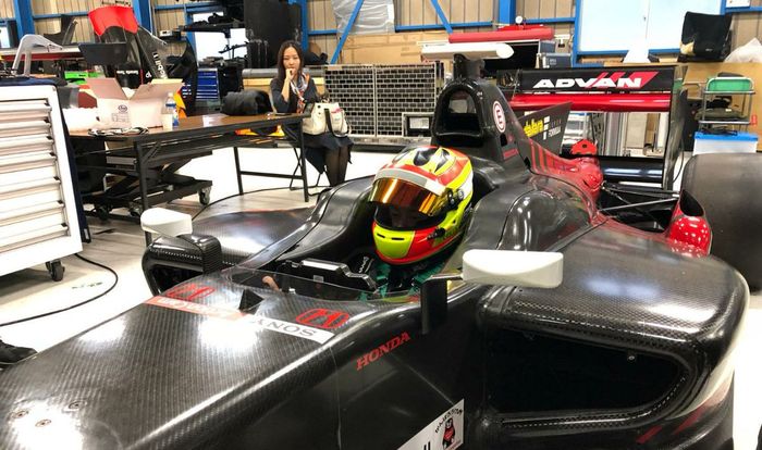 Rio Haryanto berada dalam kokpit mobil Super Formula