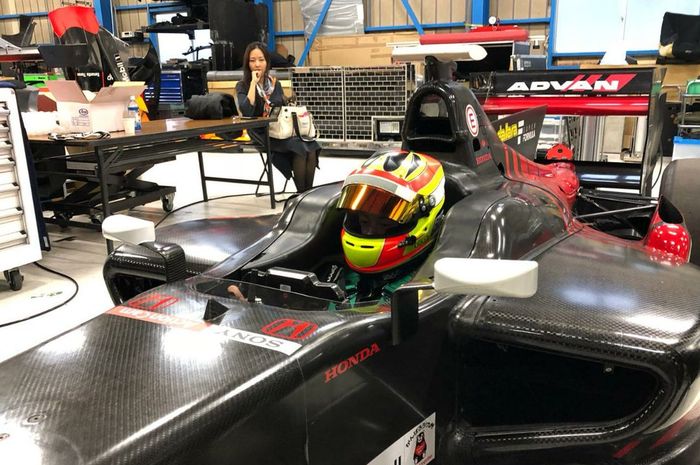 Rio Haryanto berada dalam kokpit mobil Super Formula