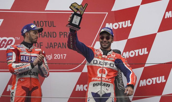 Danilo Petrucci (kiri) saat naik podium ketiga di MotoGP Jepang 2017