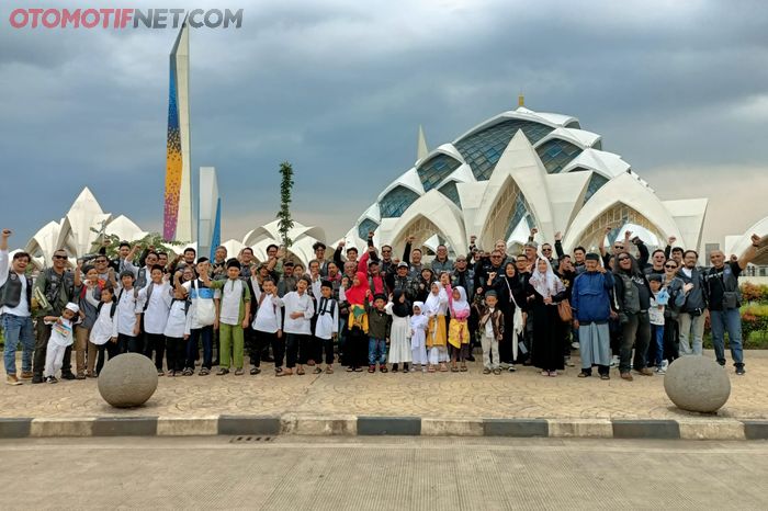 Rombongan HCB dan teman-teman dari berbagai yayasan di kota Bandung berfoto di masjid Al Jabbar 