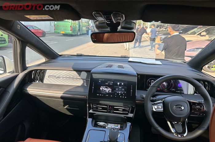 Ruang kemudi dengan setir kanan pada GAC E9 PHEV