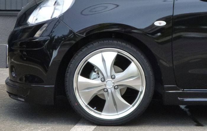 Nissan March pasang add-on plus pelek baru ukuran 17 inci