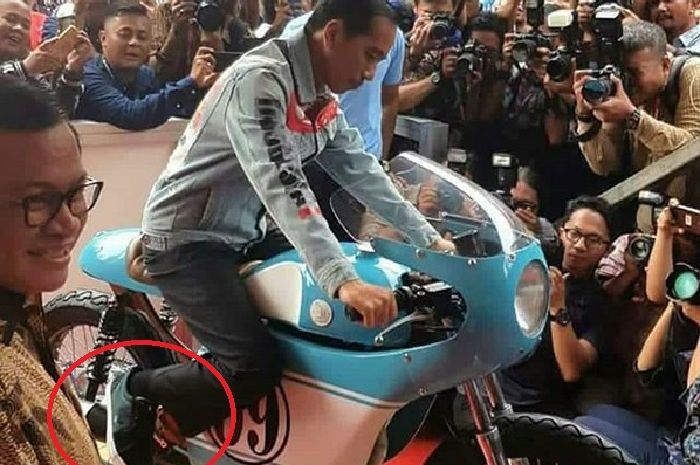 Presiden Jokowi memakai sneaker karya anak bangsa di pameran Otomotif, Kemayoran, (19/04/2018)