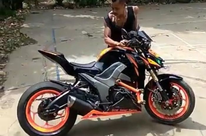 Motor naked sport Kawasaki banget nih, eits perhatikan baik-baik coba