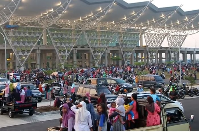 Suasana ngabuburit di bandara baru Kertajati, Majalengka, Jawa Barat