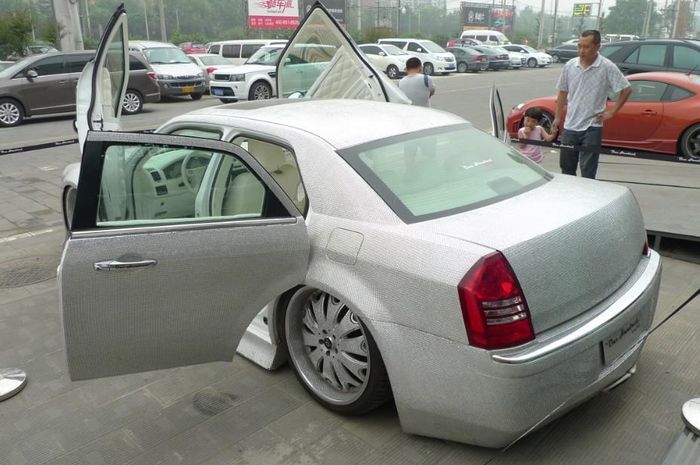 Chrysler 300 pakai kelir bertatahkan batu permata