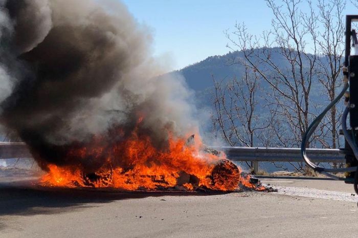 Mobil sport Alpine dilalap api ketika melaju di sebuah tahapan reli Monte-Carlo