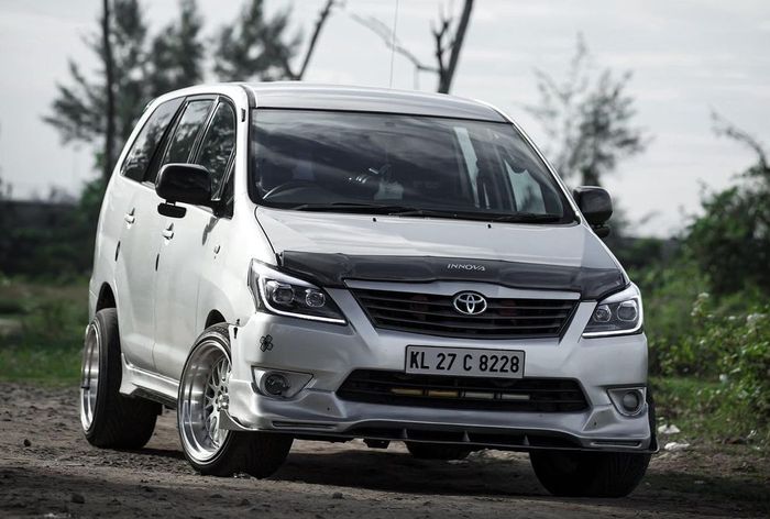 Tampilan depan Toyota Innova dengan bumper custom dan hood bra