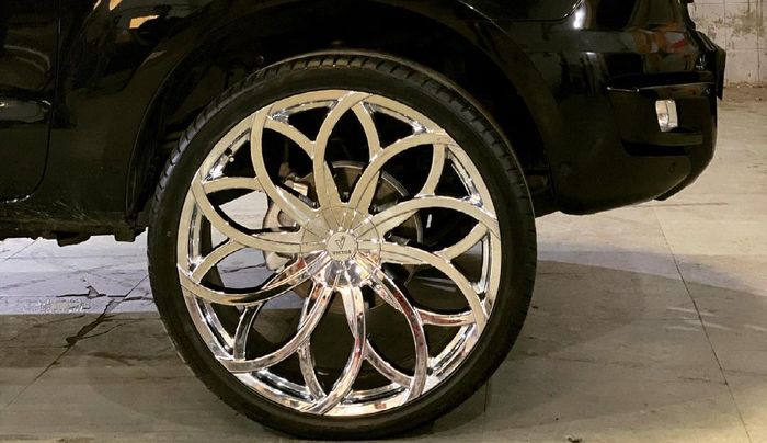 Komposisi pelek 26 inci dan ban profil tipis pada Ford Everest