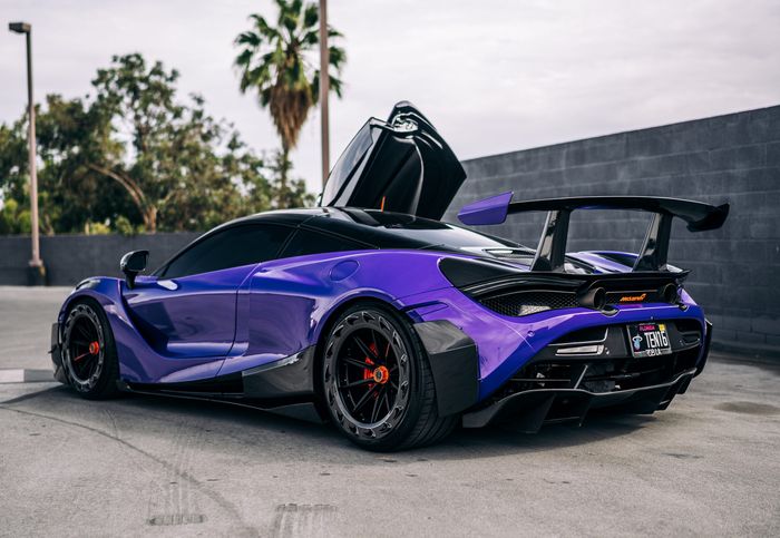 Modifikasi McLaren 720S dibungkus skema cat ungu yang mencolok
