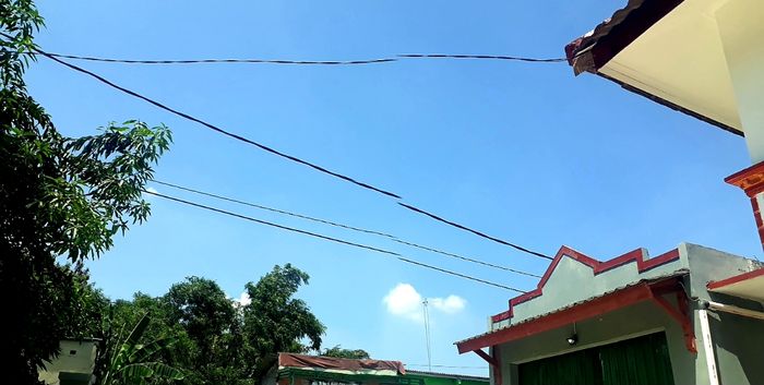 Selama PSBB langit terlihat biru cerah di Tambun, Bekasi, Jawa Barat