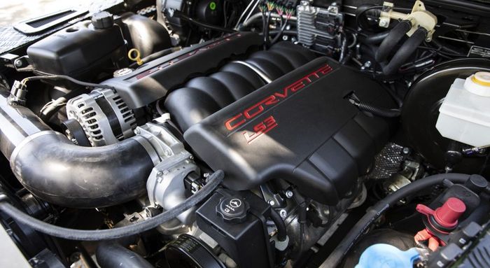 Land Rover Defender engine swap mesin LS3 V8 berkapasitas 6.200cc 