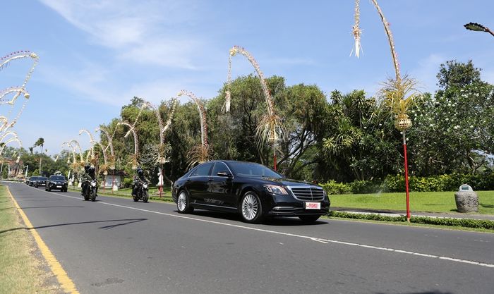 Mercedes-Benz S 450 L dalam iring-iringan di konferensi Nusa Dua, Bali