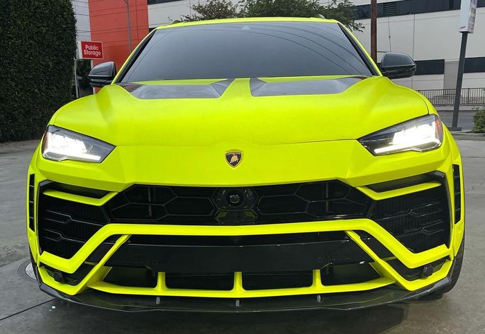 Tampilan depan modifikasi Lamborghini Urus nyentrik