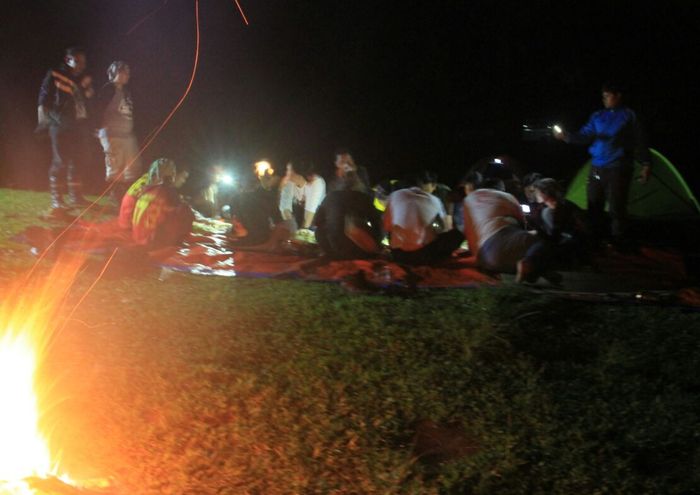 Peserta menikmati api unggung