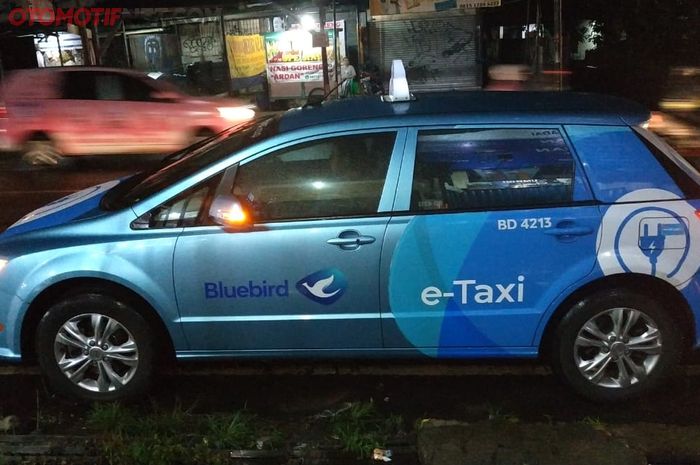 Taksi Listrik BYD Blue Bird