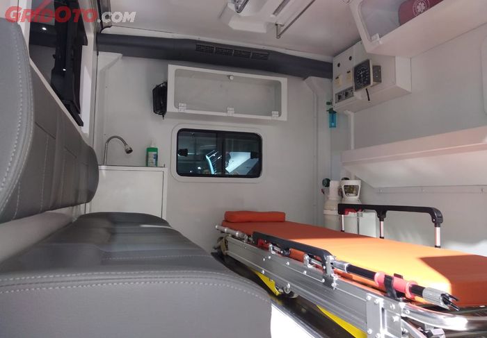 Ruang pertolongan di kabin lengkap dengan peralatan medis
