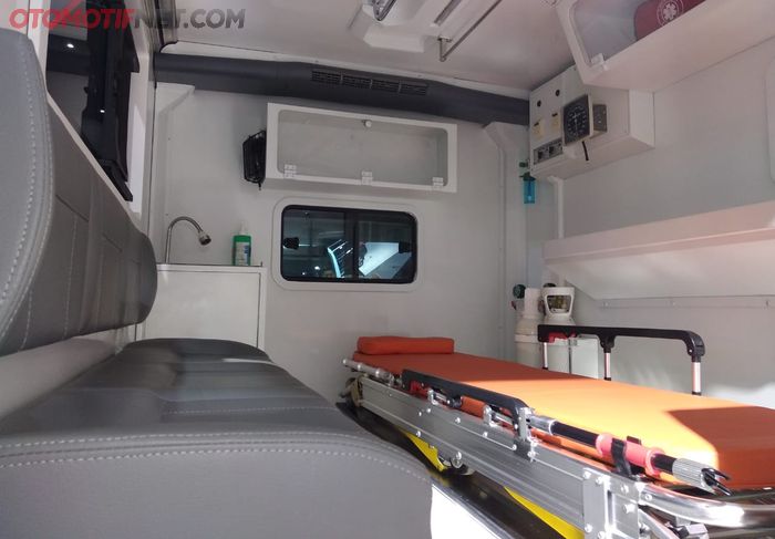 Ruang pertolongan di kabin lengkap dengan peralatan medis