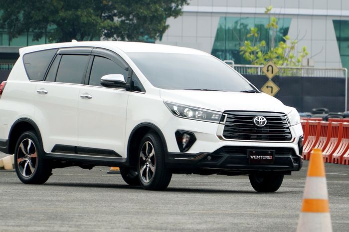 Ilustrasi Toyota Kijang Innova facelift 2020
