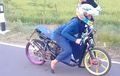 Duh...Cewek Jajal Motor Dragbike Di Jalan Raya, Kostumnya Tarik Perhatian