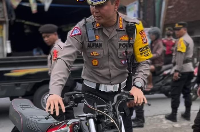 Dirlantas Polda DIY Kombes Pol Alfian saat melakukan penindakan terhadap Yamaha RX-King
