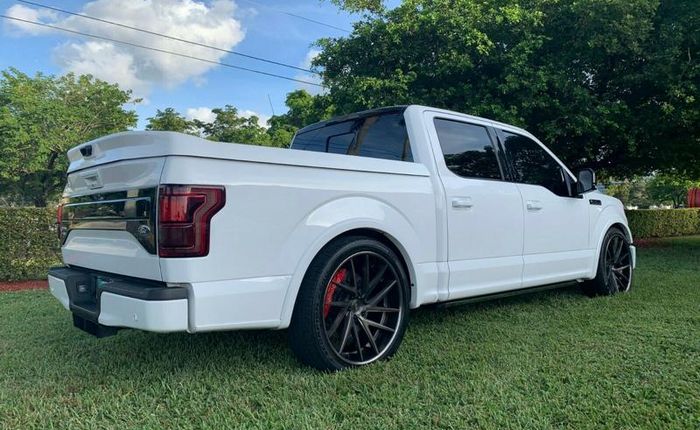 Ford F-150 besutan MAD Industries tampak clean dengan warna serba putih 