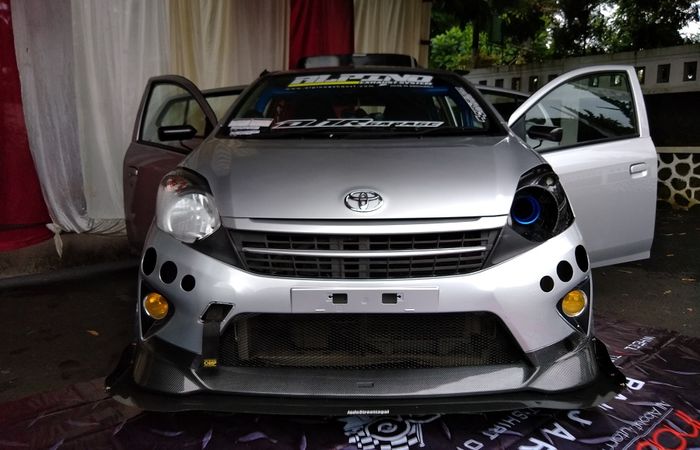 Toyota Agya dengan ubahan street race ala thai look
