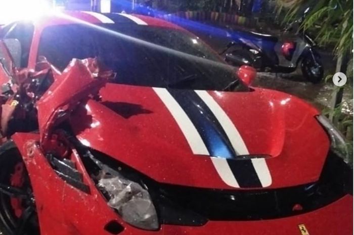 Ferrari 458 terlibat kecelakaan di Arteri Pondok Indah