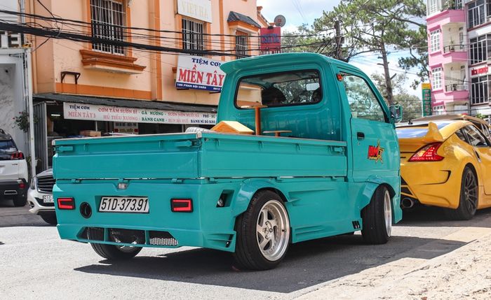 Tampilan belakang Suzuki Carry yang diubah senada bagain depan