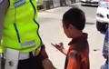 Kena Razia, Bocah Peluk Polisi Sambil Mewek, Minta ‘Janji Kelingking’