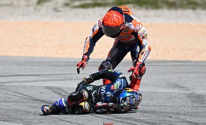 Marc Marquez menghampiri Miguel Oliveira setelah terlibat tabrakan di awal balapan MotoGP Portugal 2023
