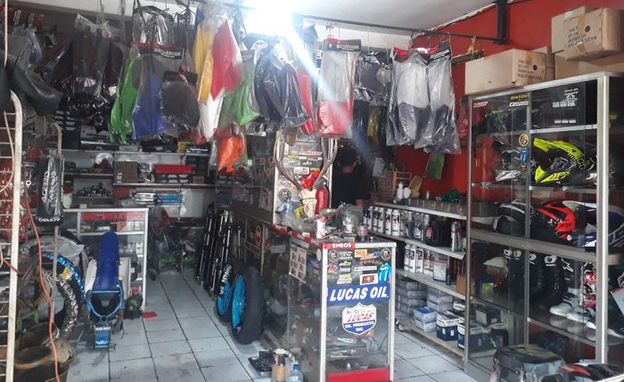 Isi bengkel SMR 88 Trailshop penuh sparepart dan aksesori