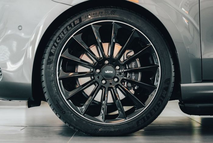 Modifikasi Mercedes-Benz V-Class ditopang pelek multi-spoke ukuran 20x9 inci