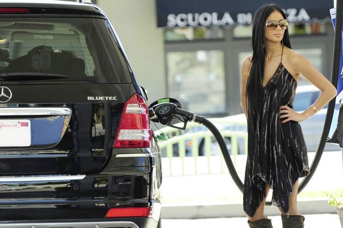Nicole Scherzinger isi bahan bakar Mercedes-Benz BlueTEC