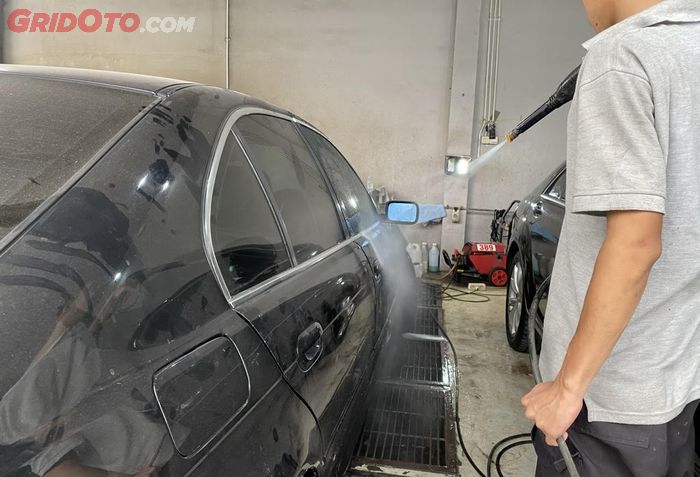 Segera cuci mobil jika terkena air hujan, jangan dibiarkan mengering ya.