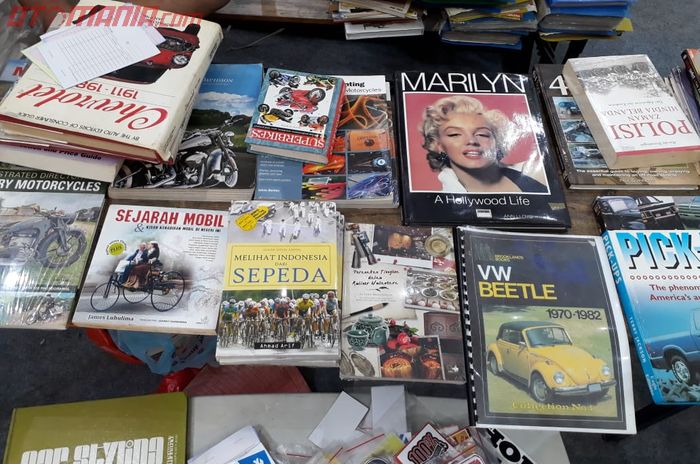 Koleksi buku jadul berbau otomotif, yang dijual Diva Auto Books.