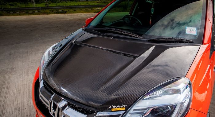 Modifikasi Honda Mobilio racing pasang kap mesin berbahan serat karbon